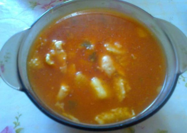 Fotografia przedstawiająca Zupa pomidorowa z ryżem i ziemniakami