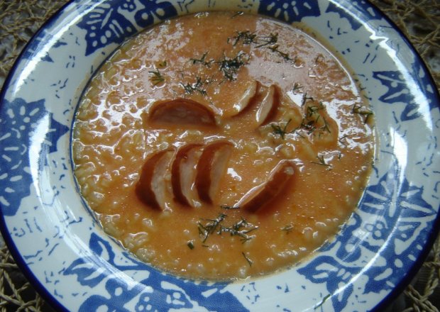 Fotografia przedstawiająca Zupa pomidorowa z ryżem na kiełbasie