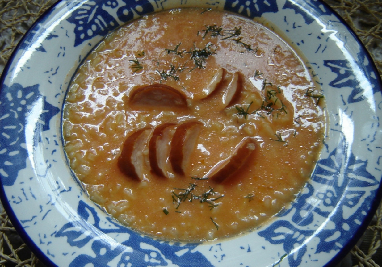 Zupa pomidorowa z ryżem na kiełbasie foto