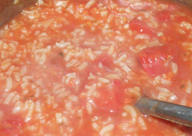 Fotografia przedstawiająca Zupa pomidorowa z ryżem - na kurzych łapkach