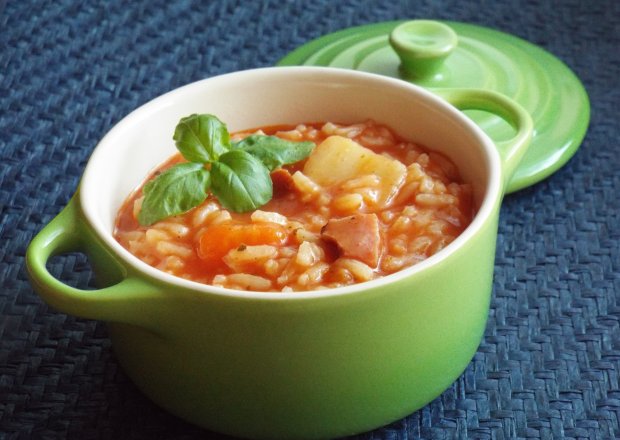 Fotografia przedstawiająca Zupa pomidorowa z ryżem na wędzonym boczku