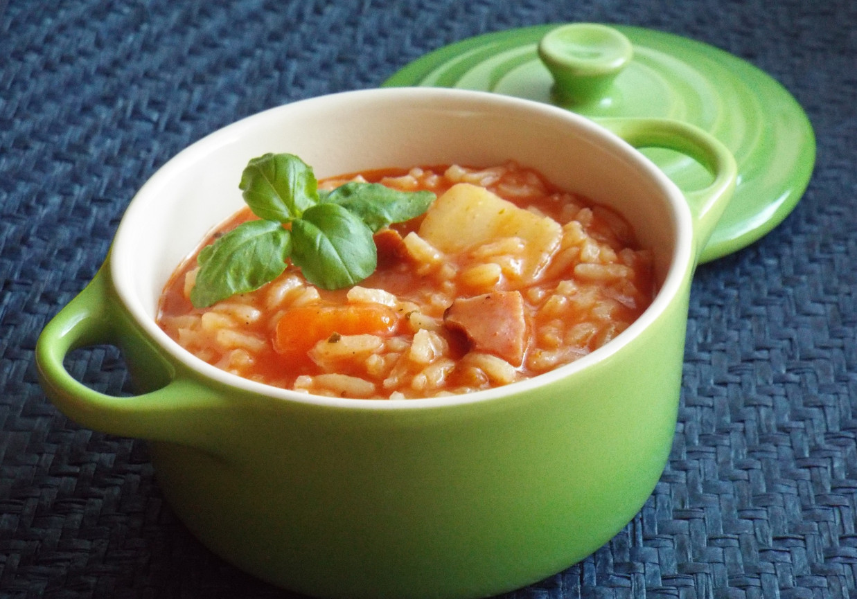 Zupa pomidorowa z ryżem na wędzonym boczku foto