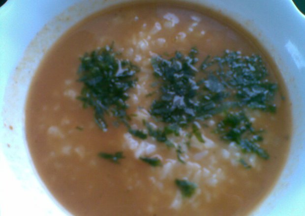 Fotografia przedstawiająca zupa pomidorowa z ryżem na żeberkach