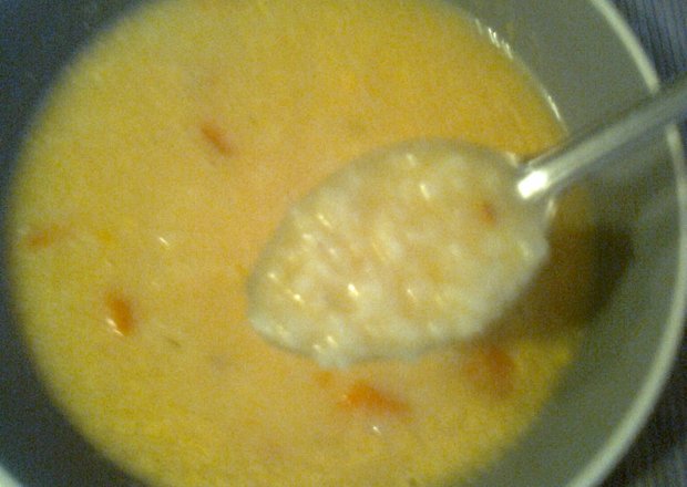 Fotografia przedstawiająca zupa pomidorowa z ryżem