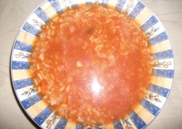 Fotografia przedstawiająca zupa pomidorowa z ryzem