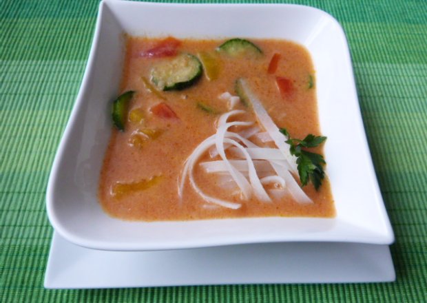 Fotografia przedstawiająca Zupa pomidorowa z ryżowym makaronem