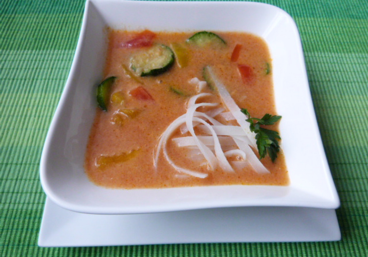 Zupa pomidorowa z ryżowym makaronem foto