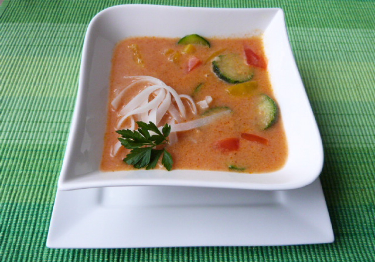Zupa pomidorowa z ryżowym makaronem foto