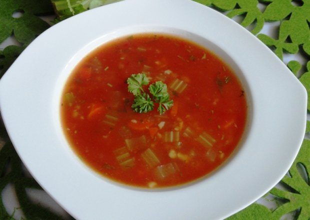Fotografia przedstawiająca Zupa pomidorowa z selerem naciowym