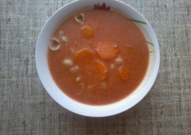 Fotografia przedstawiająca zupa pomidorowa z sercem