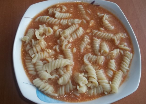 Fotografia przedstawiająca Zupa pomidorowa z serkiem topionym