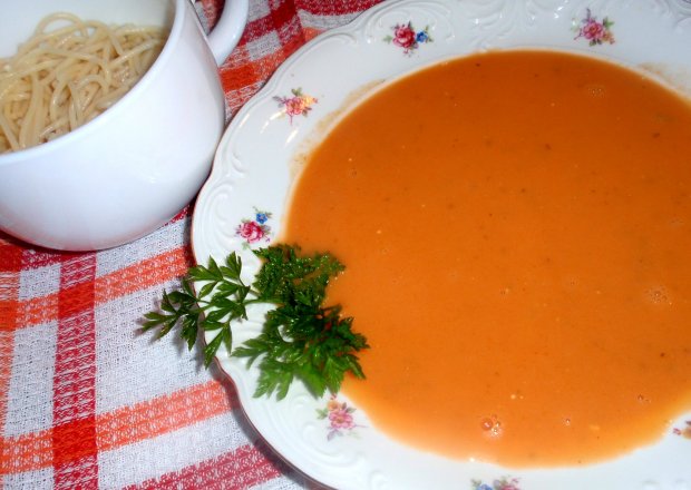 Fotografia przedstawiająca Zupa pomidorowa z soczewicą czerwoną