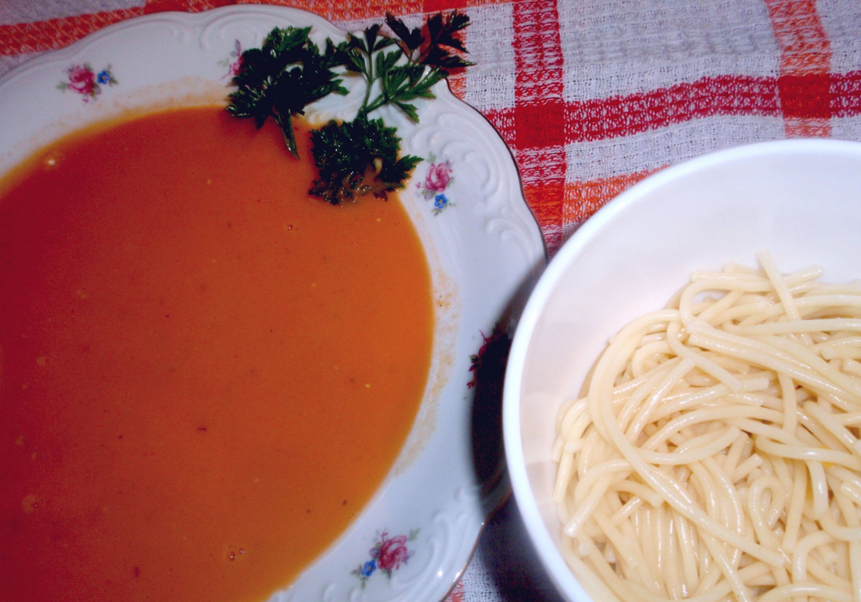 Zupa pomidorowa z soczewicą czerwoną foto