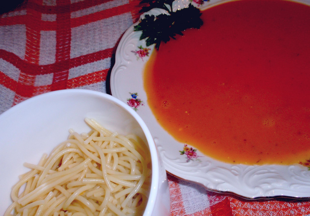 Zupa pomidorowa z soczewicą czerwoną foto