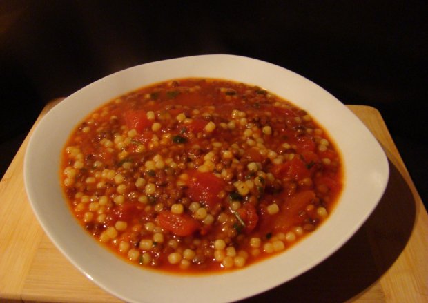 Fotografia przedstawiająca Zupa pomidorowa z soczewicą i makaronem tarhonya