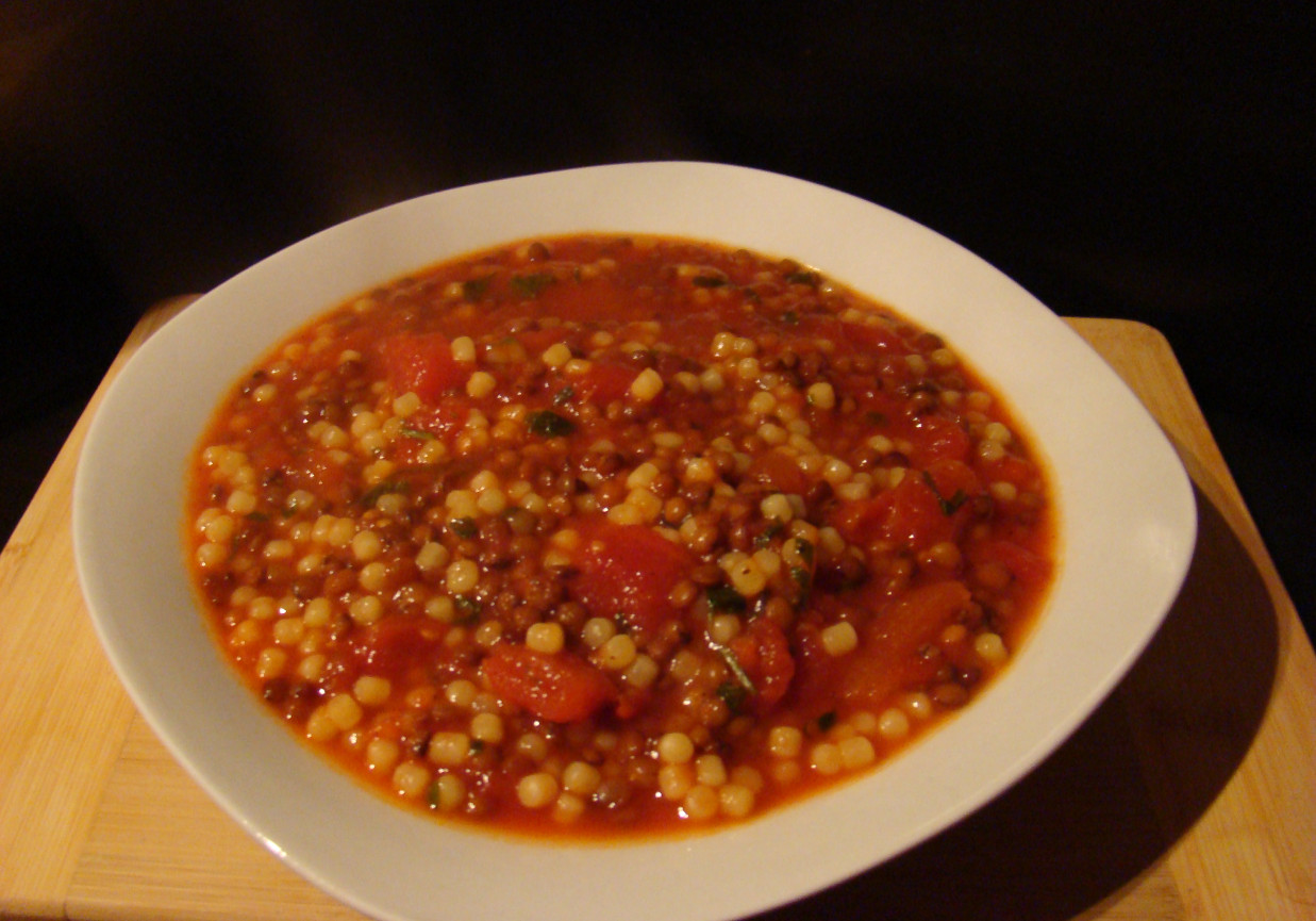 Zupa pomidorowa z soczewicą i makaronem tarhonya foto