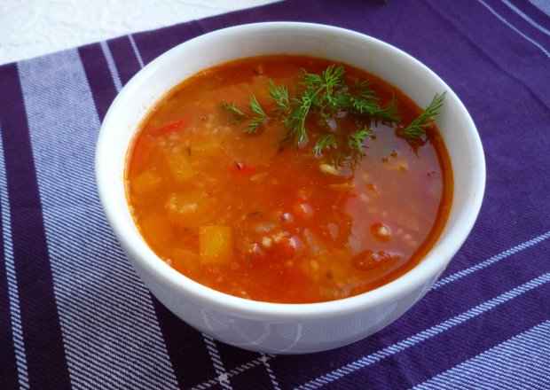 Fotografia przedstawiająca Zupa pomidorowa z soczewicą i papryką