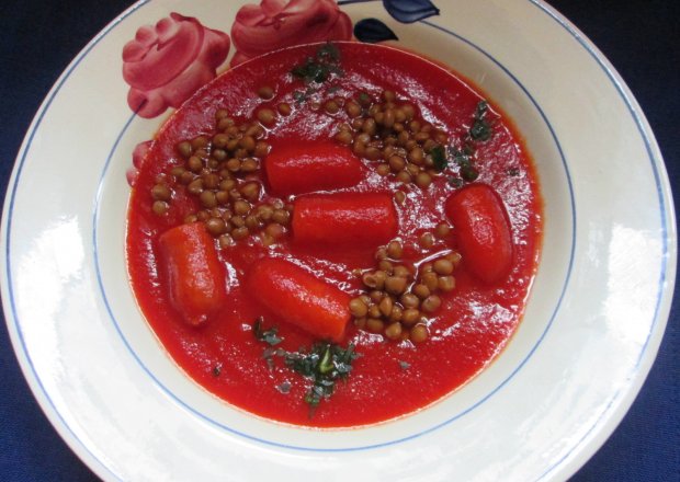 Fotografia przedstawiająca Zupa pomidorowa z soczewicą