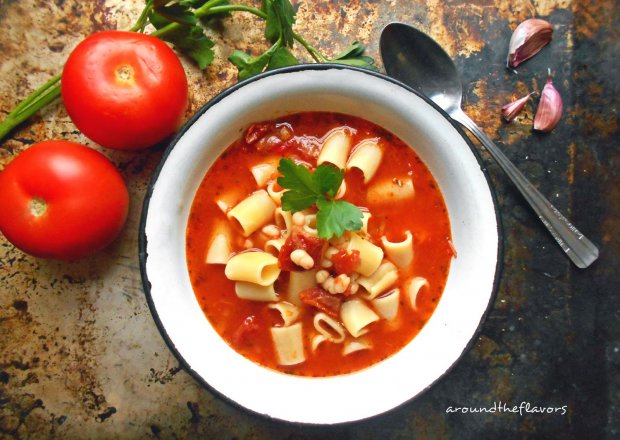 Fotografia przedstawiająca Zupa pomidorowa z suszonymi pomidorami i białą fasolą