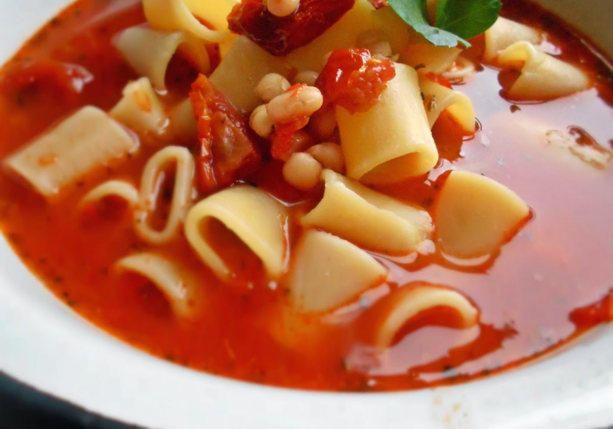 Zupa pomidorowa z suszonymi pomidorami i białą fasolą foto
