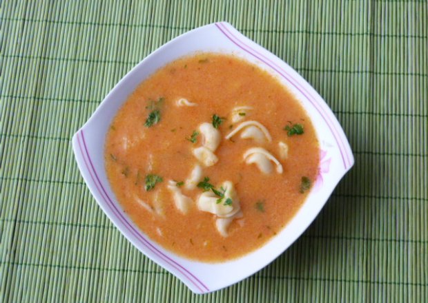 Fotografia przedstawiająca Zupa pomidorowa z tortellini z mięsem