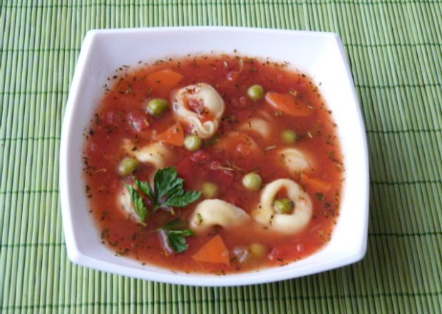 Fotografia przedstawiająca Zupa pomidorowa z tortellini z szynką
