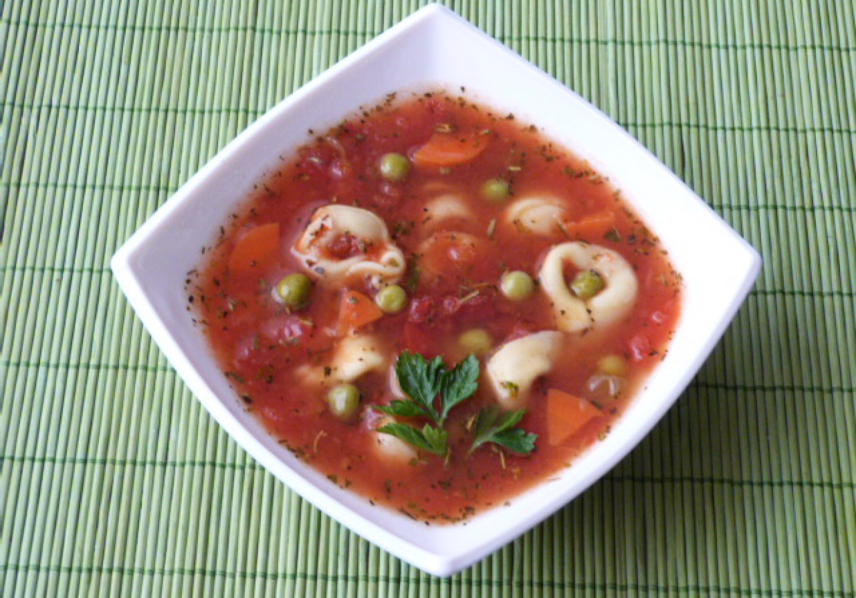 Zupa pomidorowa z tortellini z szynką foto