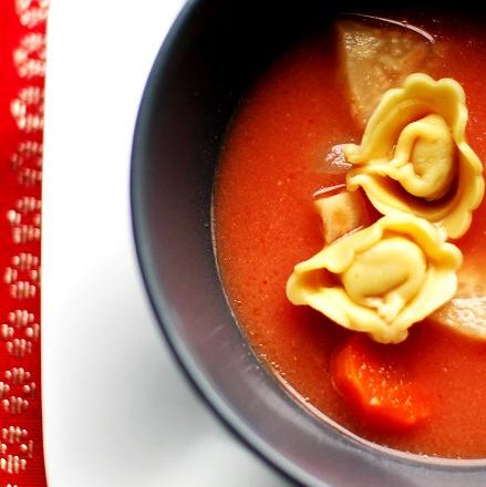 Fotografia przedstawiająca Zupa pomidorowa z tortellini z tofu