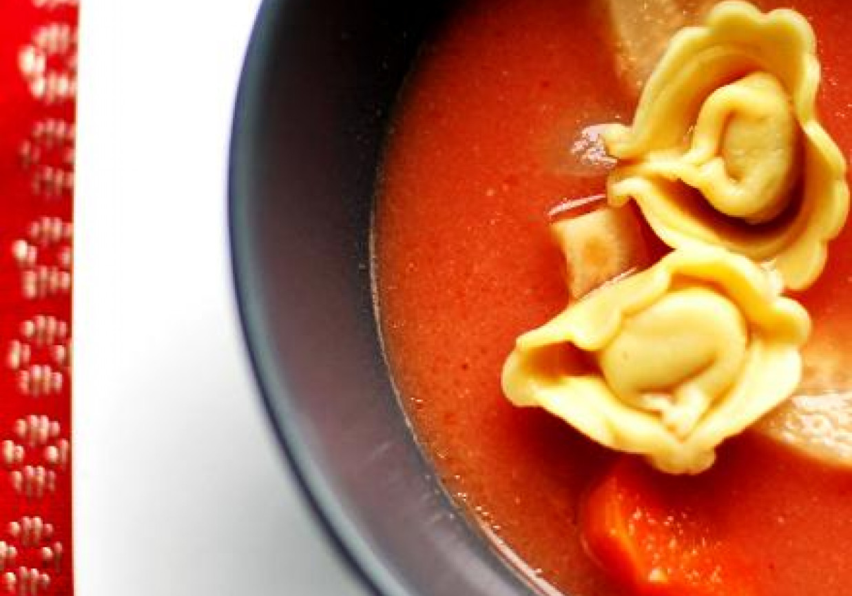 Zupa pomidorowa z tortellini z tofu foto