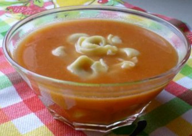 Fotografia przedstawiająca Zupa pomidorowa z tortellini