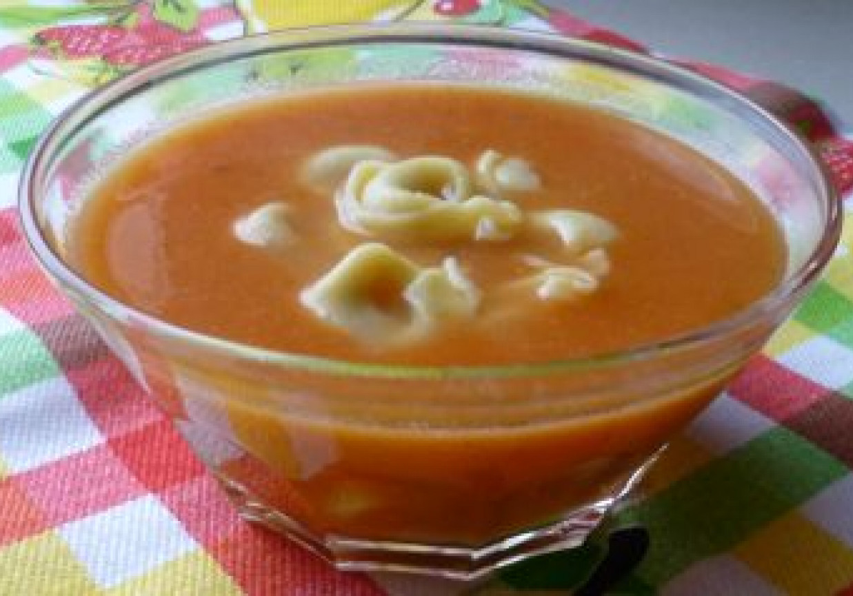 Zupa pomidorowa z tortellini foto