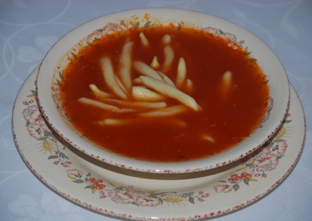 Fotografia przedstawiająca Zupa pomidorowa z trzema rodzajami pomidorów