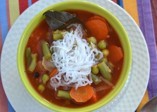 Fotografia przedstawiająca Zupa pomidorowa z warzywami i makaronem