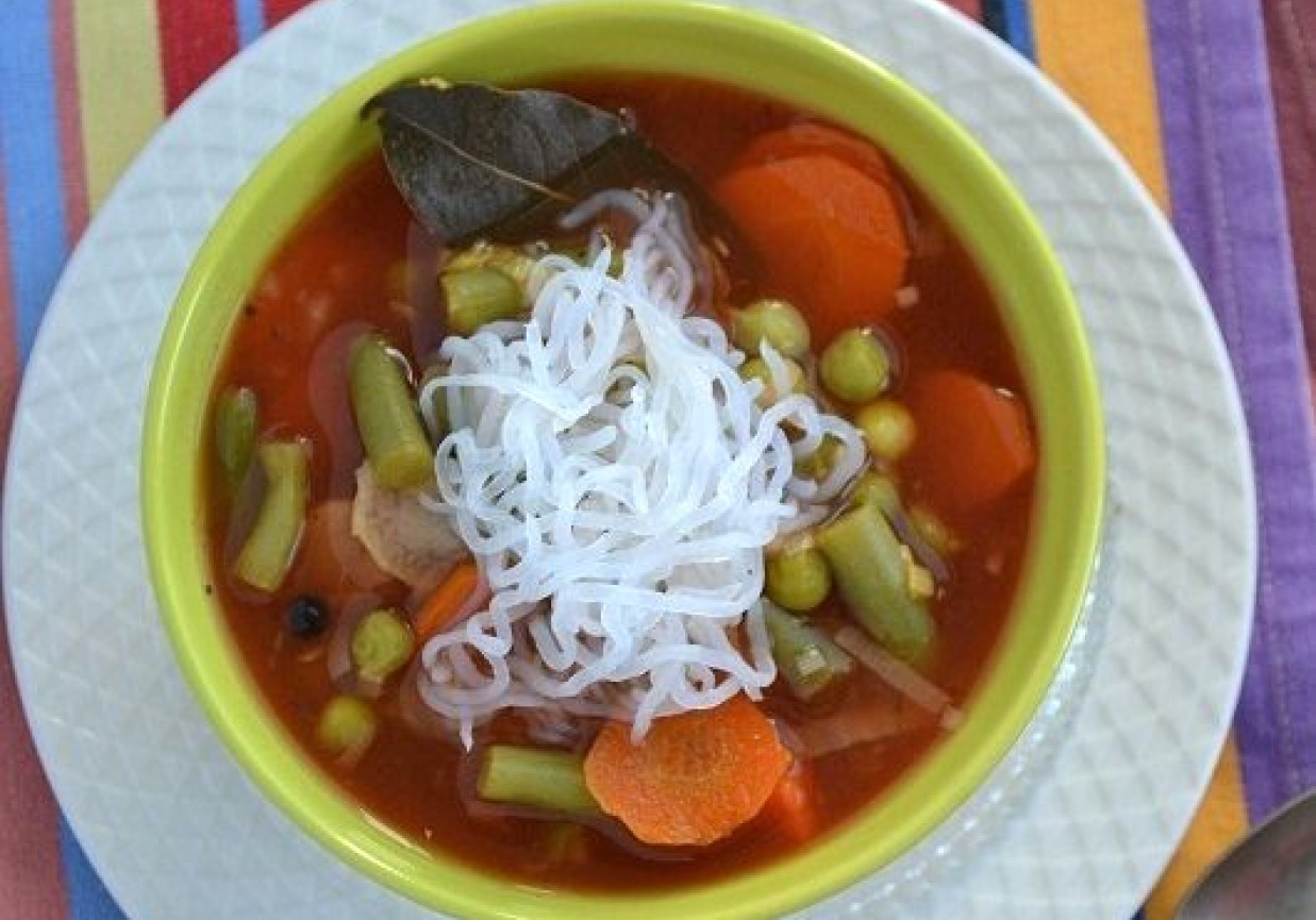 Zupa pomidorowa z warzywami i makaronem foto