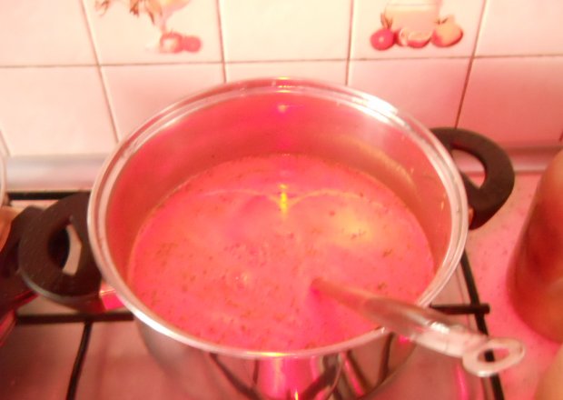 Fotografia przedstawiająca zupa pomidorowa z warzywami