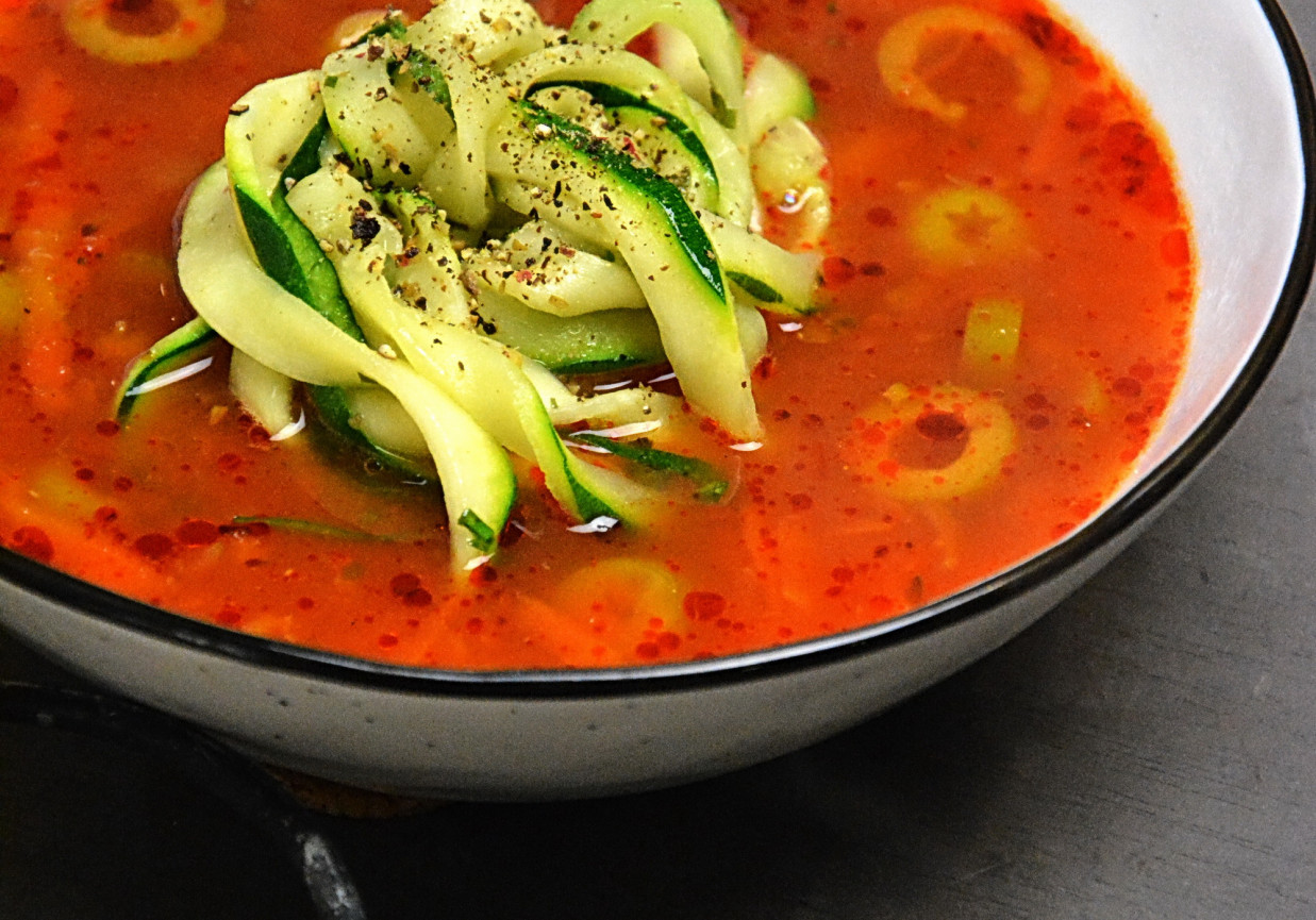 Zupa pomidorowa z warzywnym makaronem foto