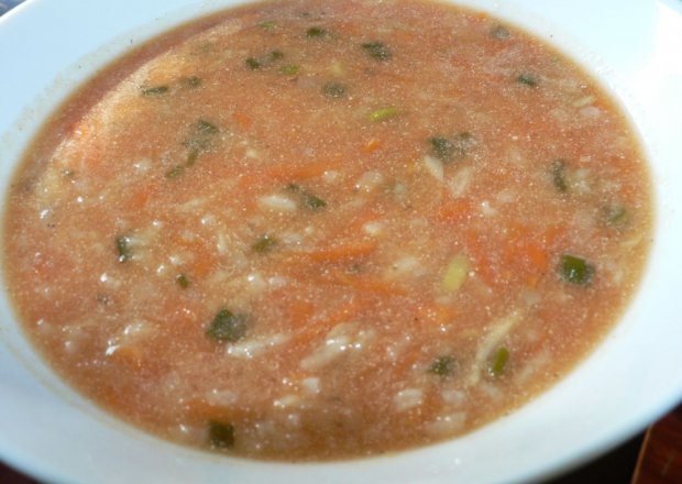 Fotografia przedstawiająca Zupa pomidorowa z zieloną cebulką