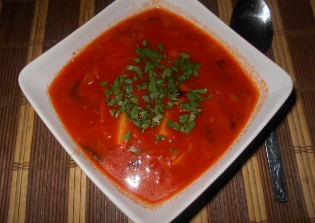 Fotografia przedstawiająca Zupa pomidorowa z ziemniakami