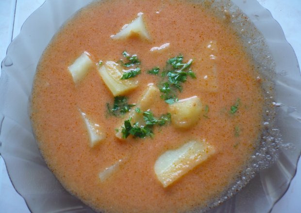 Fotografia przedstawiająca zupa pomidorowa z ziemniakami