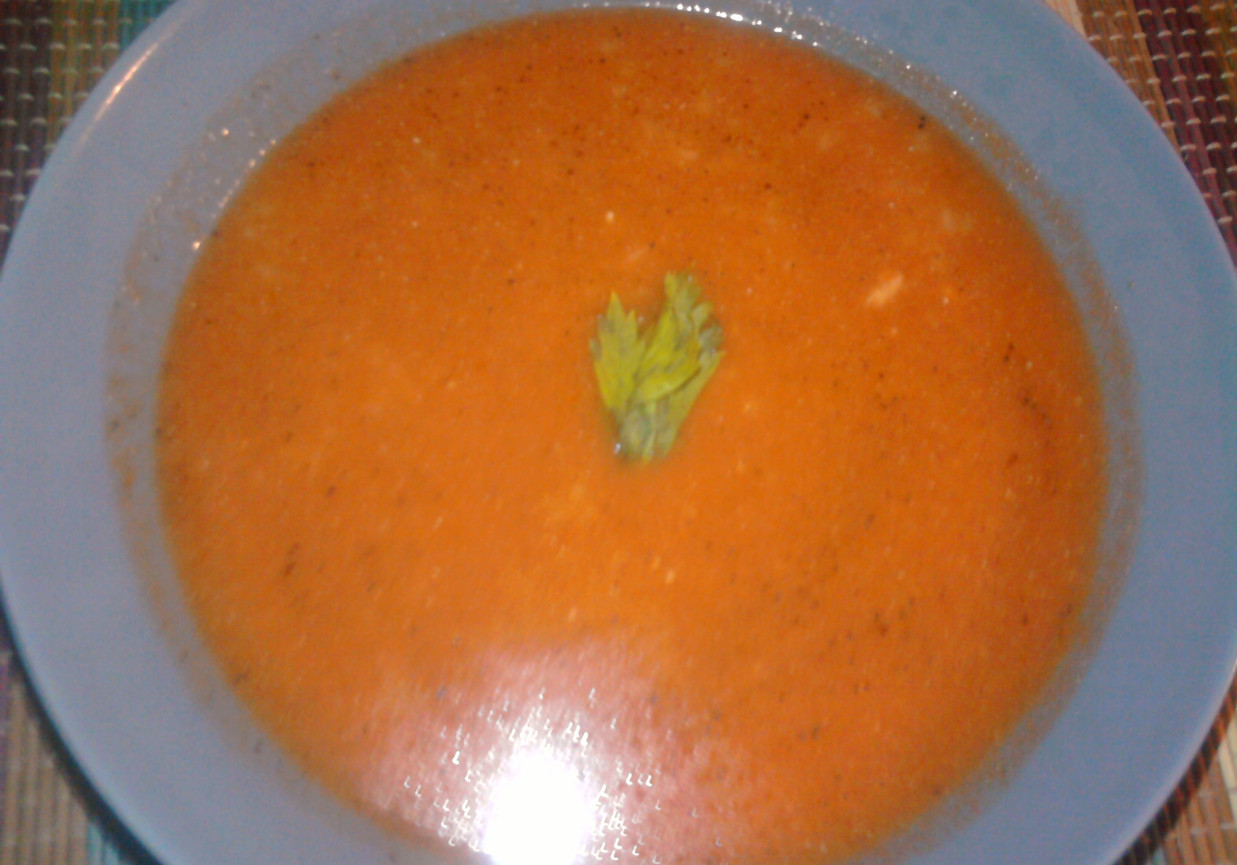 Zupa pomidorowa ze śmietaną foto