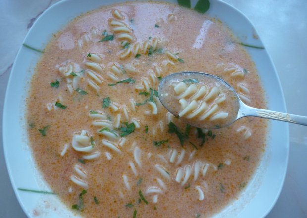 Fotografia przedstawiająca Zupa pomidorowa ze śmietaną