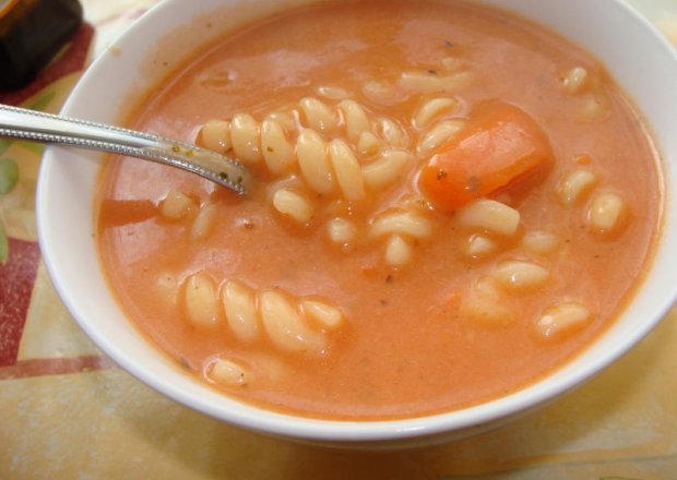 Fotografia przedstawiająca zupa pomidorowa ze swiderkami