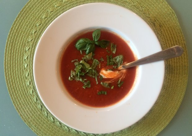 Fotografia przedstawiająca Zupa pomidorowa ze świeżych pomidorów