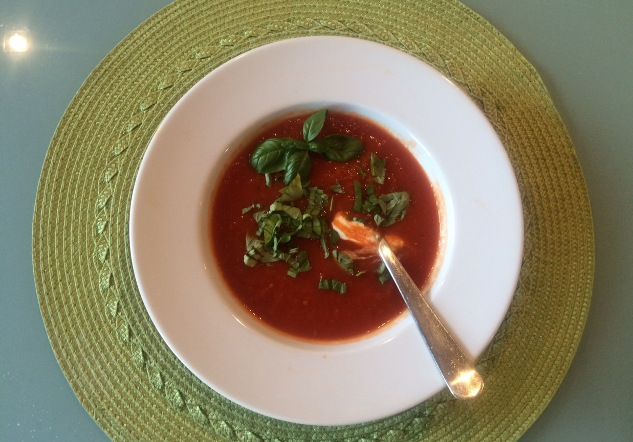 Zupa pomidorowa ze świeżych pomidorów foto