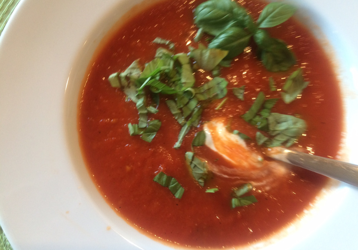 Zupa pomidorowa ze świeżych pomidorów foto