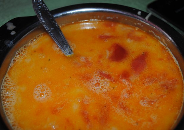 Fotografia przedstawiająca zupa pomidorowa ze świeżych pomidorów