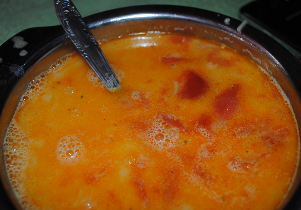 zupa pomidorowa ze świeżych pomidorów foto