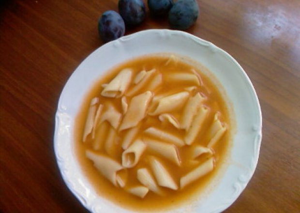 Fotografia przedstawiająca Zupa pomidorowa zw śliwkami