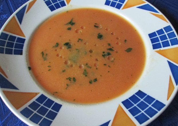 Fotografia przedstawiająca Zupa pomidorowo-czosnkowa z ryżem