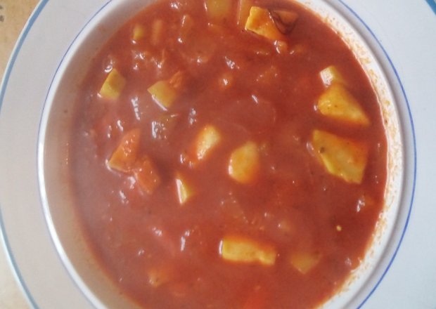 Fotografia przedstawiająca zupa pomidorowo-jarzynowa